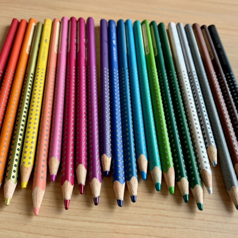 Many coloured pencils in a rainbow sequence of colours and lengths