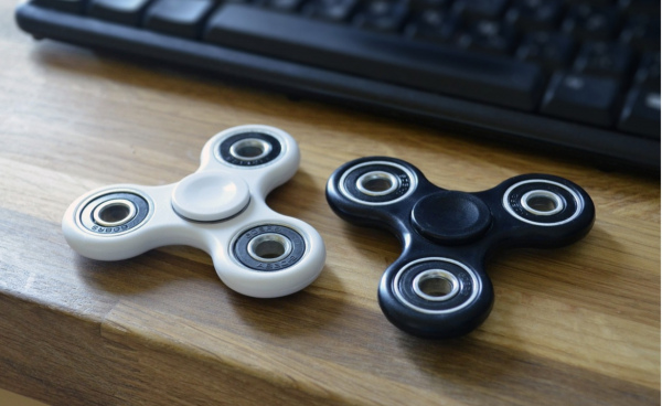 2 fidget spinners